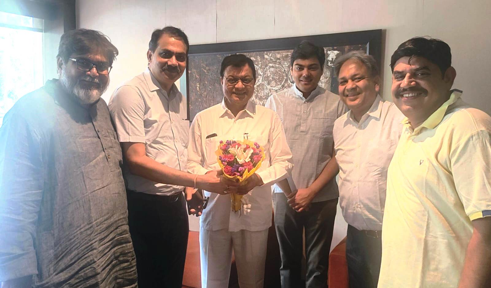 उद्योग मंत्री लखनलाल देवांगन से नई दिल्ली में इंडियन चैम्बर ऑफ कॉमर्स के पदाधिकारियों ने की मुलाकात