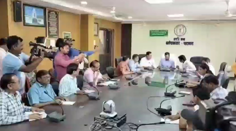 बलौदाबाजार हिंसा मामले में अब तक अलग-अलग 7 FIR दर्ज, हिरासत में 200 से ज्यादा लोग, प्रभारी सचिव और कमिश्नर ने स्थिति का लिया जायजा