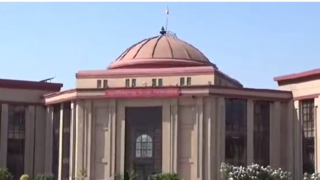 खराब सड़कों को लेकर हाईकोर्ट में जवाब नहीं दे पाई राज्य सरकार, मांगा समय, अब इस दिन होगी सुनवाई&hellip;