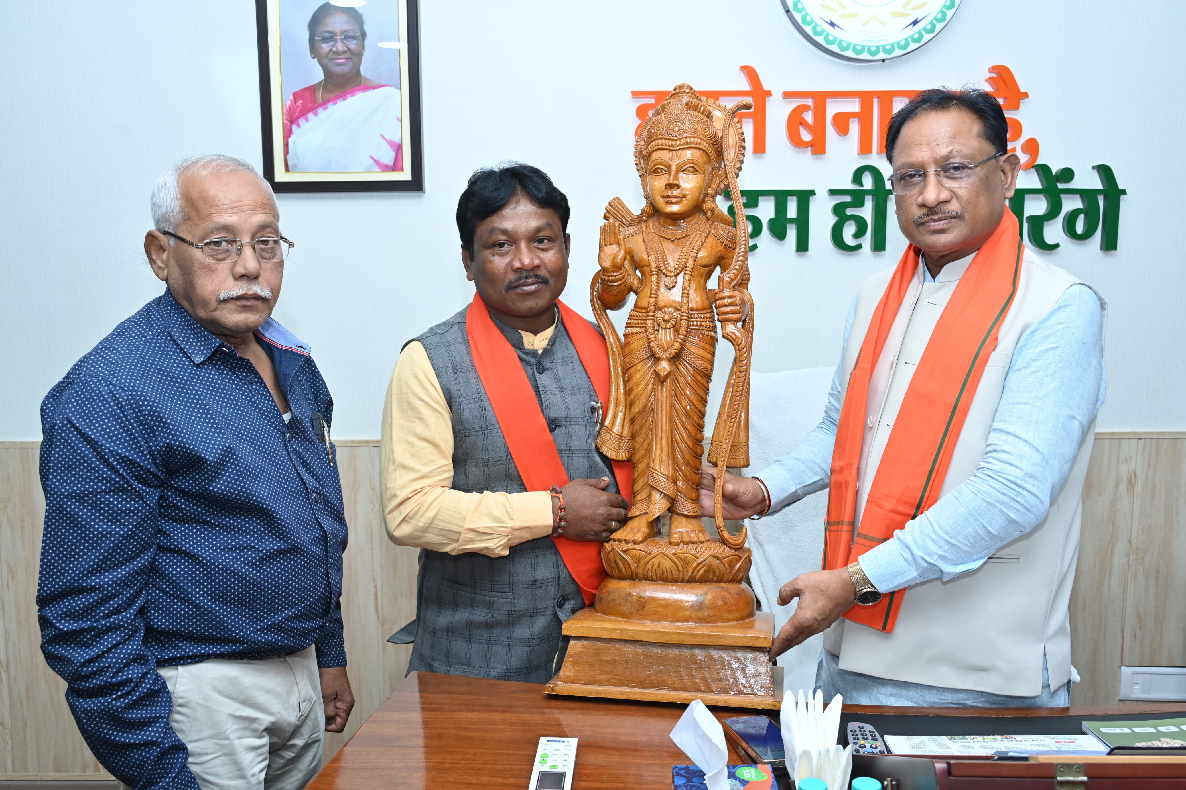 मुख्यमंत्री से नवनिर्वाचित सांसद महेश कश्यप ने की सौजन्य मुलाकात