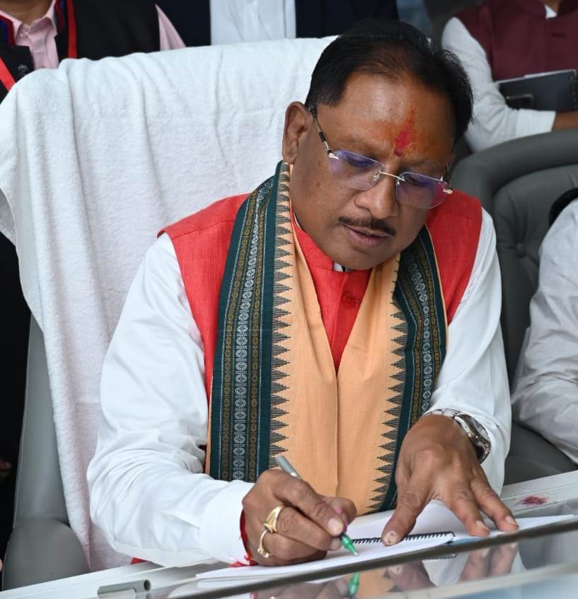 विष्णु देव साय सरकार के छह माह, सुशासन के ट्रैक पर विकास ने फिर पकड़ी रफ्तार, किसानों, महिलाओं और युवाओं के लिए हुए हैं ऐतिहासिक फैसले