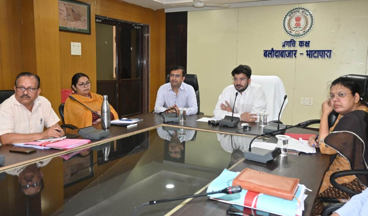 जनता की सेवा के लिए तत्पर रहें अधिकारी-कर्मचारी : कलेक्टर दीपक सोनी