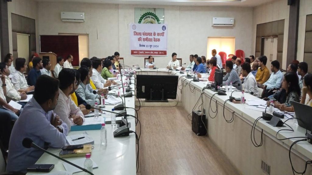 कलेक्टर ने की जिला पंचायत के कार्यों की समीक्षा, अधिकारियों को दिए आवश्यक निर्देश
