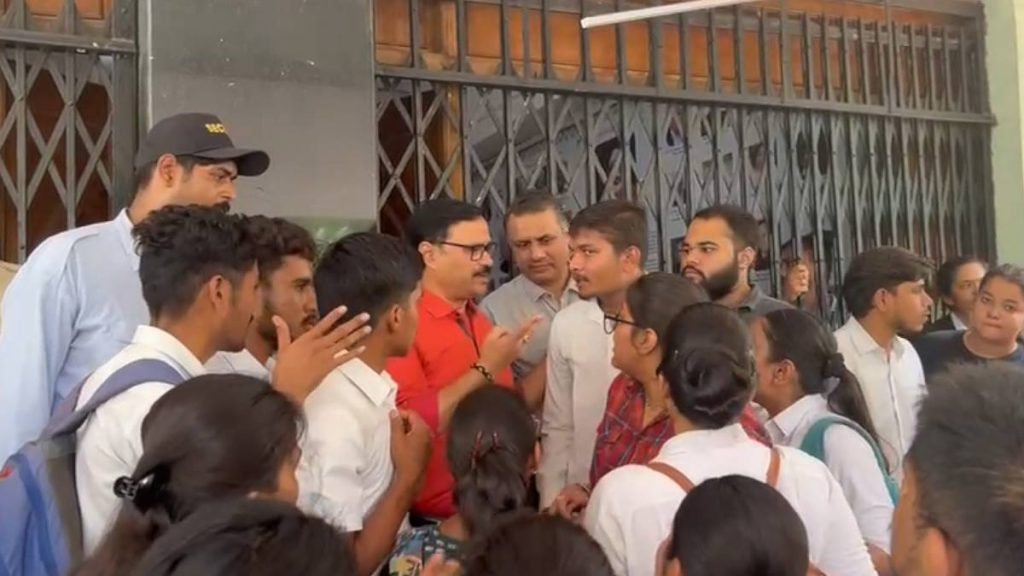 रविशंकर विश्वविद्यालय ने फिर की गड़बड़ी, BA LLB की परीक्षा में बांट दिया गलत पेपर, छात्र मचा रहे हंगामा&hellip;