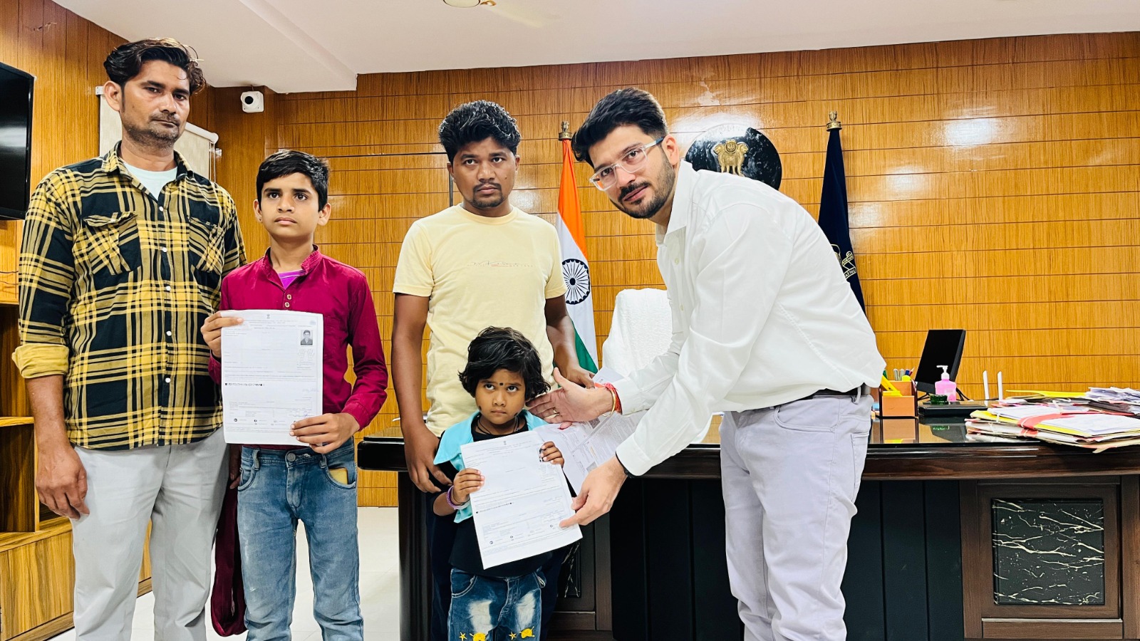 सुचारू रूप से संचालित होने लगा है बलौदाबाजार जिला कार्यालय, ग्रामीण आवेदन लेकर पहुंचने लगे