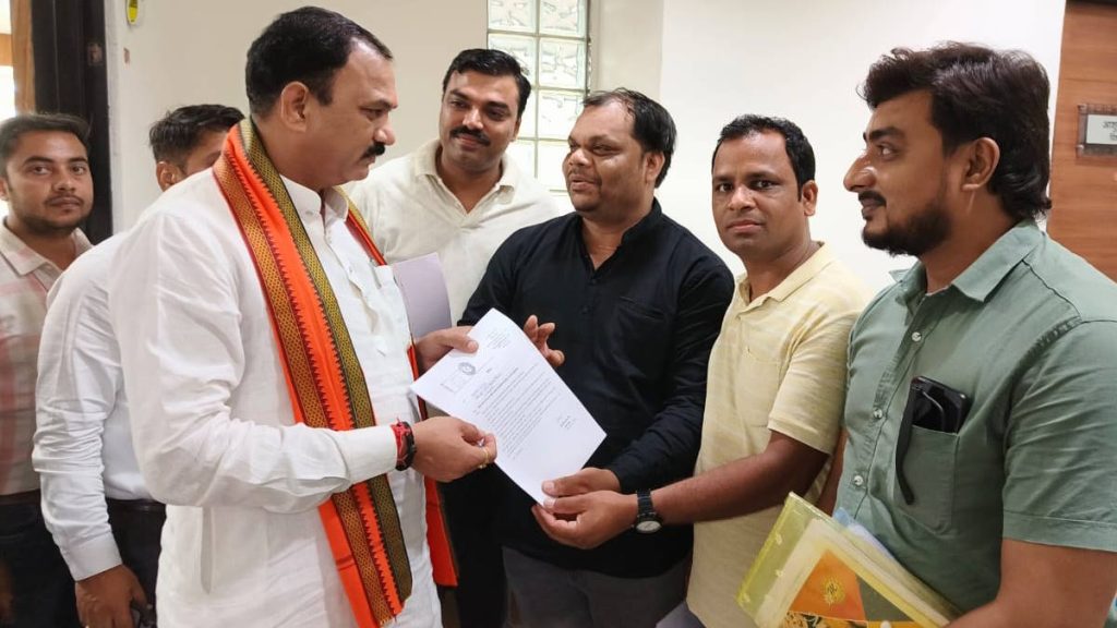 एनएचएम संविदा कर्मचारियों ने स्वास्थ्य मंत्री को बताया अपना दर्द, विधानसभा में घोषणा के 11 माह बाद भी नहीं हुई वेतन वृद्धि&hellip;