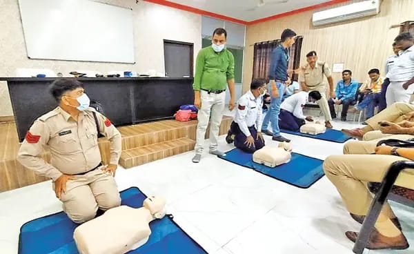 सड़क दुर्घटना में घायलों की जान कैसे बचाएं, डाक्टरों ने पुलिस को CPR के साथ प्राथमिक उपचार की दी जानकारी