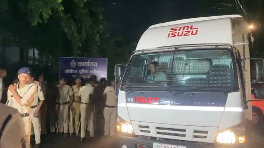 अनवर ढेबर और अरुण पति त्रिपाठी को कड़ी सुरक्षा के बीच लाया गया सिविल लाइन थाना, पुलिस और परिजनों के बीच हुई झूमाझटकी, दिल्ली ले जाने की तैयारी