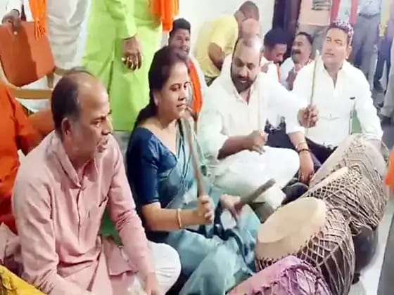 जल संकट को लेकर भाजपा पार्षद दल ने महापौर कक्ष के बाहर नंगाड़ा और थाली बाजाकर किया विरोध