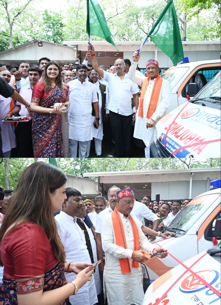 मुख्यमंत्री श्री साय ने पंडरिया क्षेत्र के लिए पांच निःशुल्क एम्बुलेंस को हरी झंडी दिखाकर रवाना किया