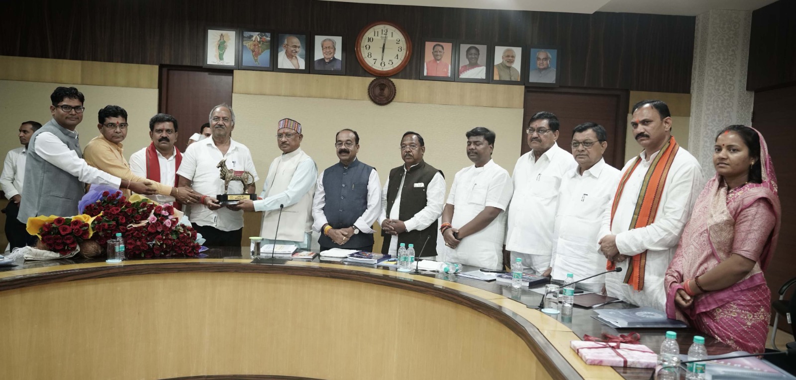 मुख्यमंत्री विष्णु देव साय सहित मंत्रिगणों ने सांसद बनने पर बृजमोहन अग्रवाल को किया सम्मानित