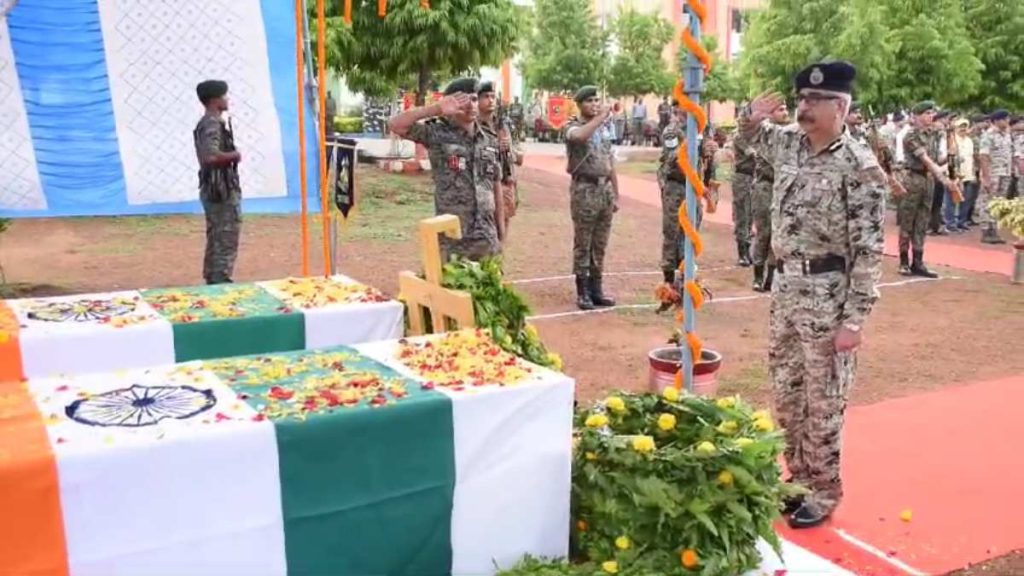 DGP और CRPF अफसरों ने दो शहीद जवानों को दी श्रद्धांजलि, नक्सलियों के आईईडी विस्फोट में हुई थी शहादत