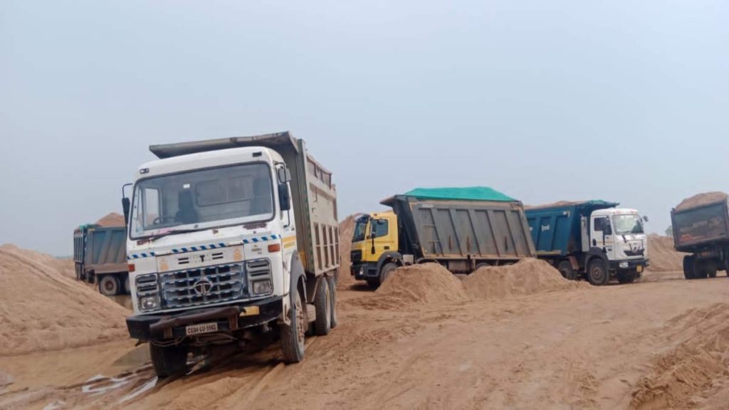अवैध रेत खनन और परिवहन पर बड़ी कार्रवाई, 40 हाईवा जब्त