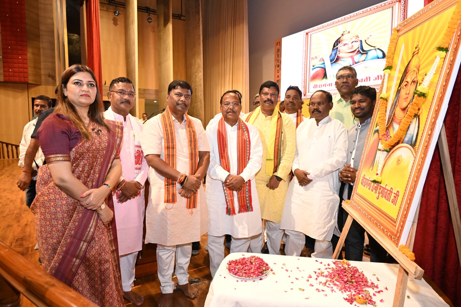 कृषि मंत्री और वन मंत्री वीरांगना दुर्गावती के बलिदान दिवस पर आयोजित श्रद्धांजलि समारोह में हुए शामिल