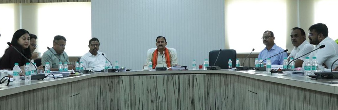 स्वास्थ्य मंत्री श्याम बिहारी जायसवाल ने नवीन चिकित्सा महाविद्यालयों के सुविधाओं की ली जानकारी