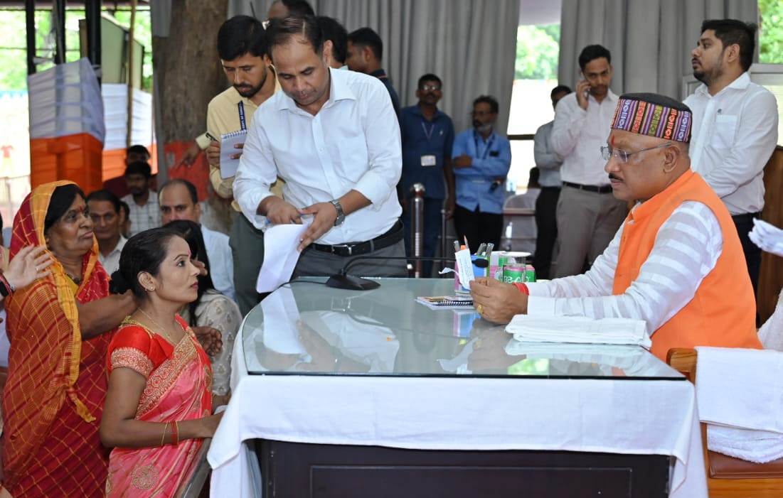 मुख्यमंत्री के जनदर्शन में बहनों की मुलाकात, महतारी वंदन योजना के लिए मुख्यमंत्री का जताया आभार