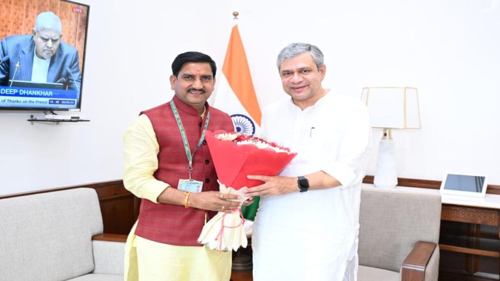 रेलमंत्री से मिले केंद्रीय राज्यमंत्री तोखन साहू, पेंड्रारोड से बिलासपुर के बीच ट्रेन स्टापेज फिर शुरू करने की रखी मांग