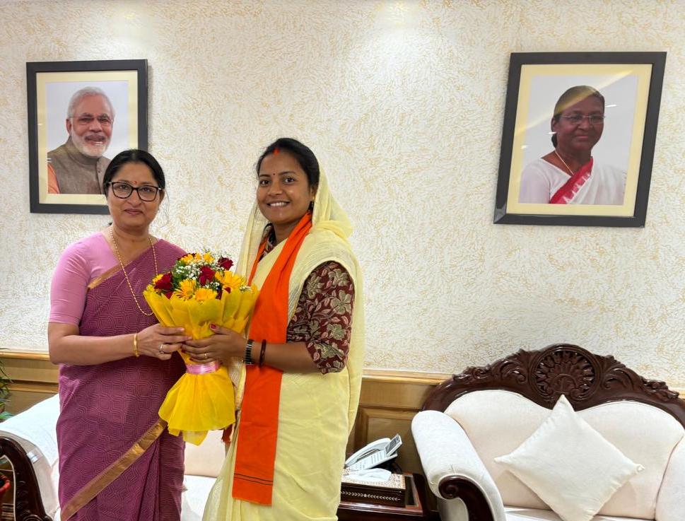 केन्द्रीय महिला एवं बाल विकास मंत्री से मंत्री श्रीमती राजवाड़े ने की सौजन्य मुलाकात