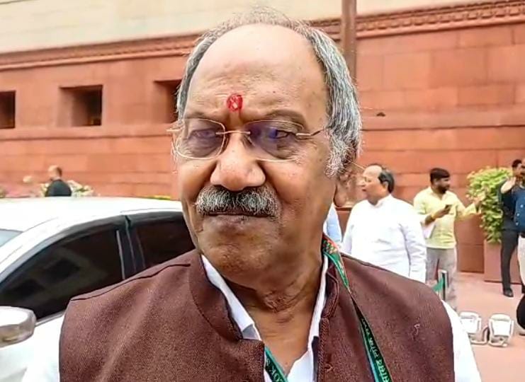 हमराह चलो मेरे या राह से हट जाओ, दीवार के रोके से दरिया कहीं रूकता है - बृजमोहन अग्रवाल