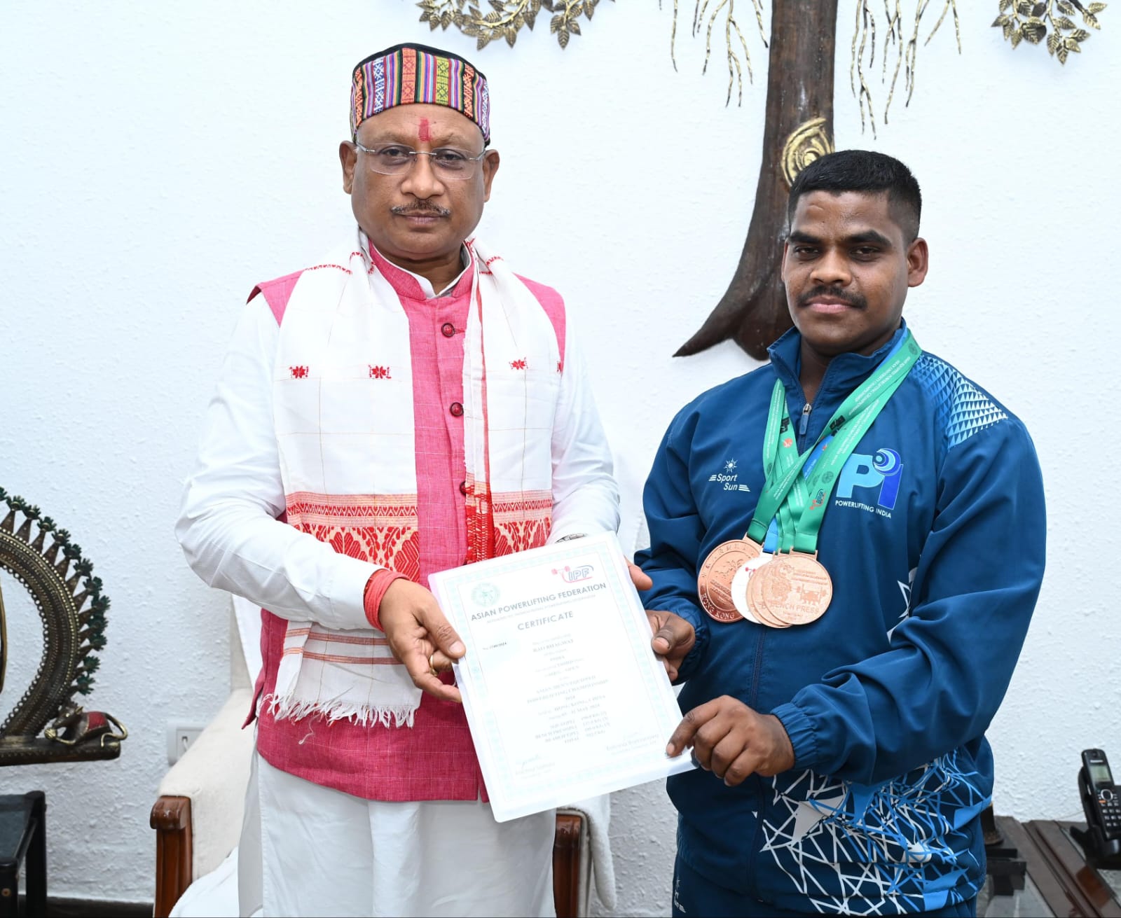 मुख्यमंत्री श्री साय से एशियन मेन्स इक्विप्ड पावरलिफ्टिंग चैंपियनशिप के पदक विजेता खिलाड़ी जे. भागवत राव ने की सौजन्य मुलाकात