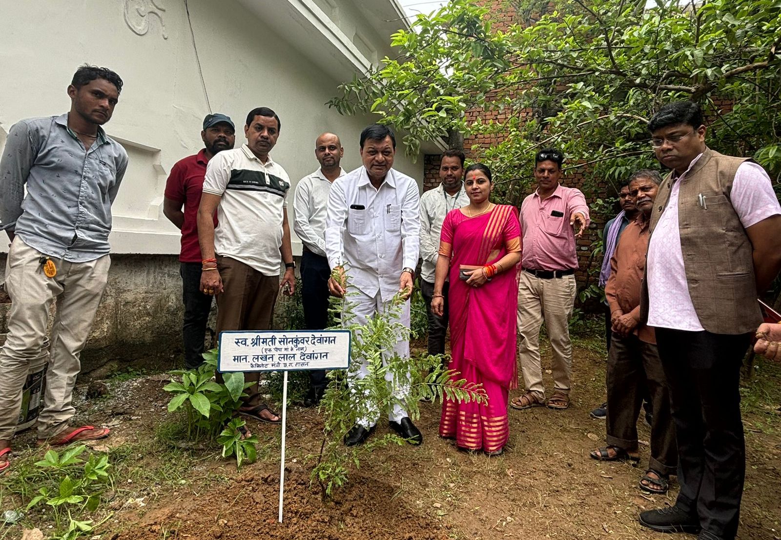 उद्योग मंत्री लखन लाल देवांगन ने &lsquo;&lsquo;एक पेड़ मां के नाम अभियान&lsquo;&lsquo; के तहत लगाया &rsquo;&rsquo;आंवला&rsquo;&rsquo; का पौधा, लोगों से अधिक से अधिक पौधे लगाने की अपील