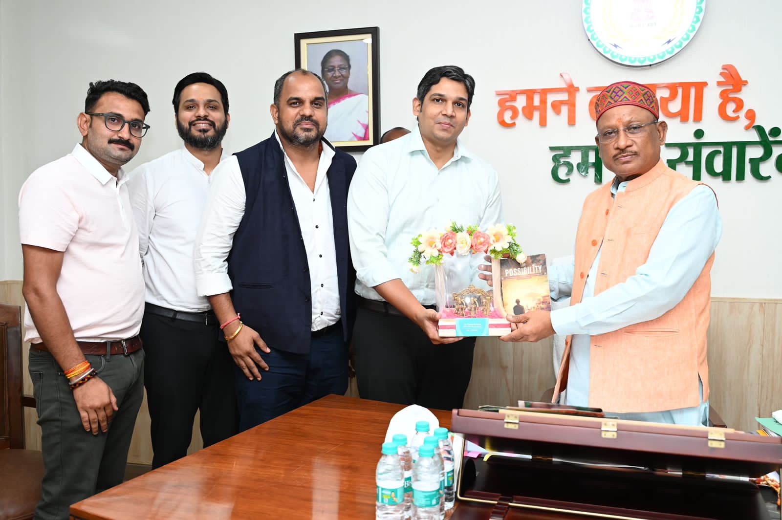 मुख्यमंत्री श्री साय को डॉ पंकज द्विवेदी ने भेंट की अपनी स्वरचित किताब 'द पॉसिबिलिटी'