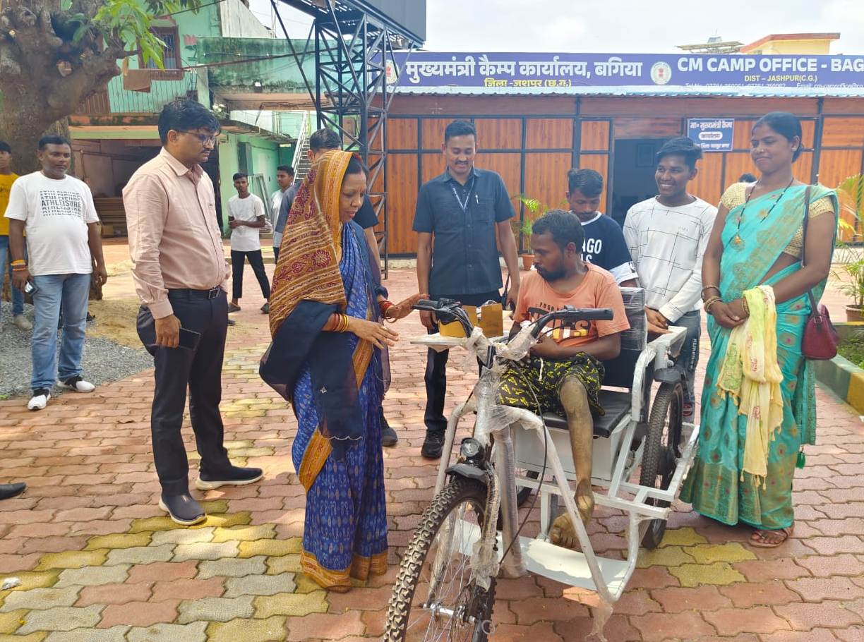 मुख्यमंत्री साय के निर्देश पर दिव्यांग को मिला बैटरी चलित ट्राई सायकल, दिव्यांग के चेहरे में आई मुस्कान, मुख्यमंत्री की धर्मपत्नी कौशल्या साय ने दिव्यांग को भेंट की चाबी