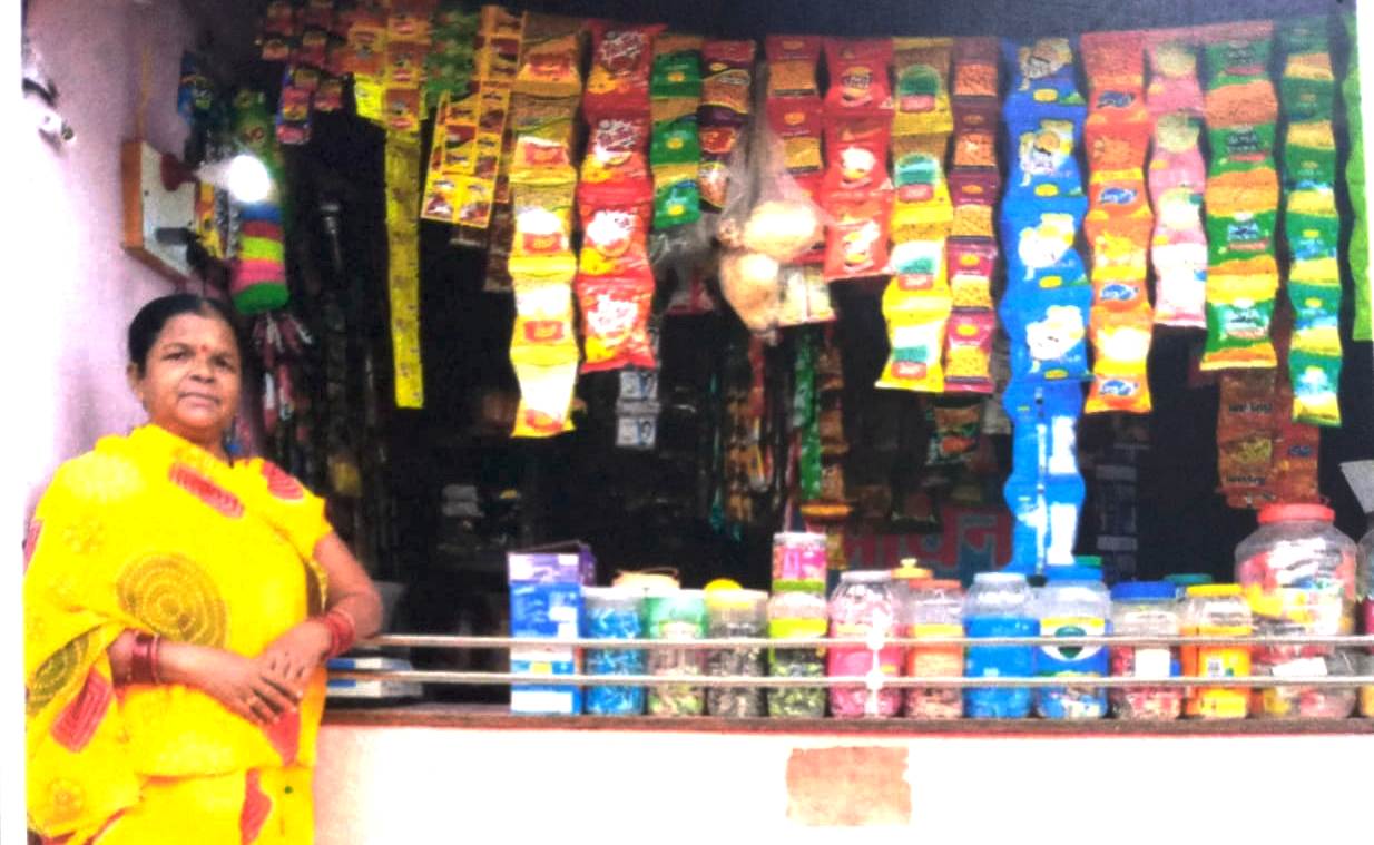 आर्थिक सशक्तिकरण एवं स्वावलंबन को बढ़ावा दे रही आदिवासी महिला सशक्तिकरण योजना, किराना दुकान चलाकर दशोदा हुई आत्मनिर्भर