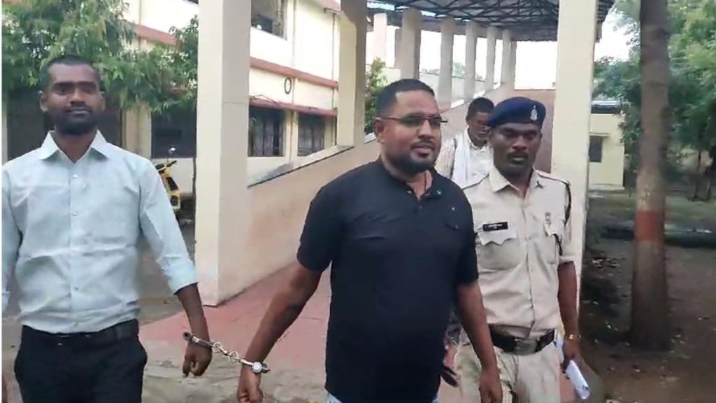 बलौदाबाजार हिंसा : भीम रेजिमेंट के प्रदेश अध्यक्ष ने अपने साथी के साथ सीजेएम कोर्ट में किया सरेंडर, पुलिस को 18 जुलाई तक मिला रिमांड