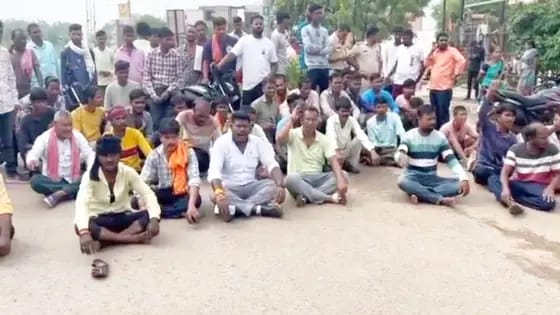 अवैध देवार डेरा बस्ती और शराब दुकान को हटाने की मांग को लेकर लालपुर के लोगों ने किया चक्काजाम