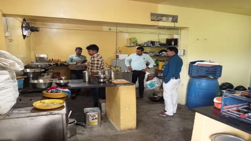 खाद्य विभाग की बड़ी कार्रवाई, अमानक खाद्य पदार्थ बेचने वाले संस्थानों पर लगाया 42 लाख रुपए से अधिक का जुर्माना