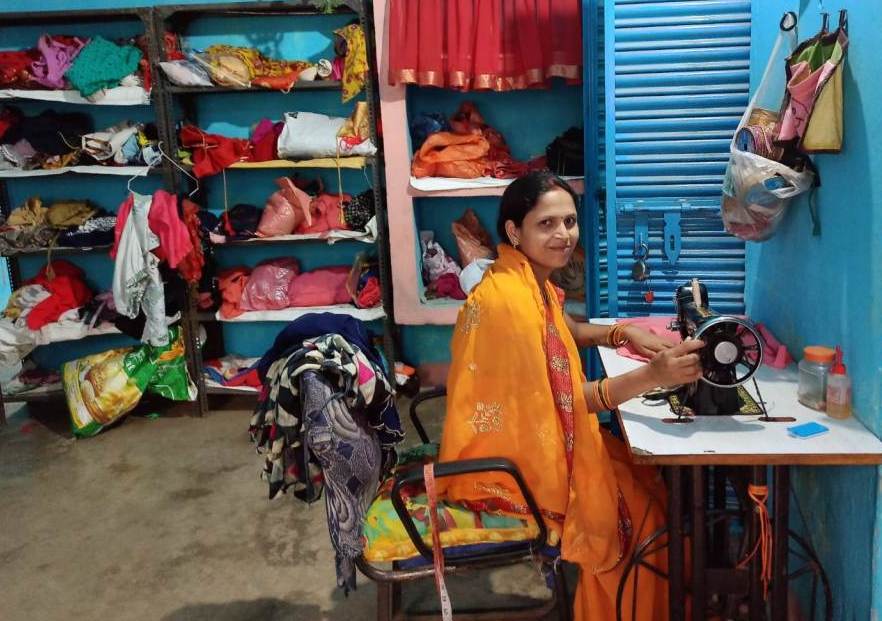 सुमन ने धागों से रफू कर दी गरीबी, महतारी वंदन योजना की मदद राशि से खरीदी सिलाई मशीन