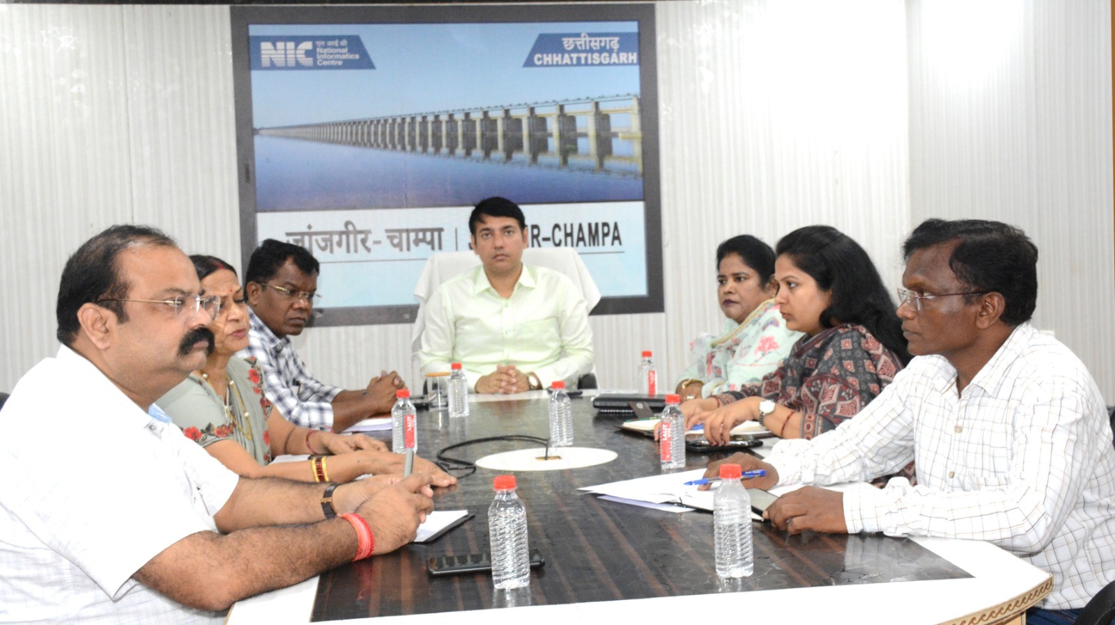 कलेक्टर ने डायरिया से बचाव के लिए जिला एवं विकासखंड स्तरीय अधिकारियों की बैठक ली