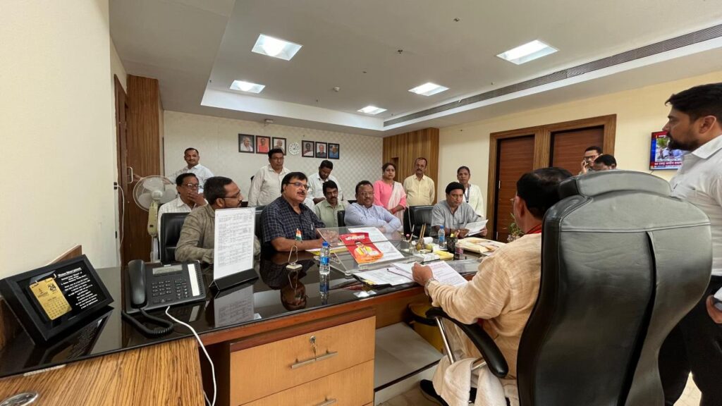 &ldquo;राज्यकर्मियों को मिल सकता है कैशलेस हेल्थ इंश्योरेंस&rdquo; संयुक्त मोर्चा ने रखा प्रस्ताव, स्वास्थ्य मंत्री ने जल्द फैसला लेने का दिलाया भरोसा