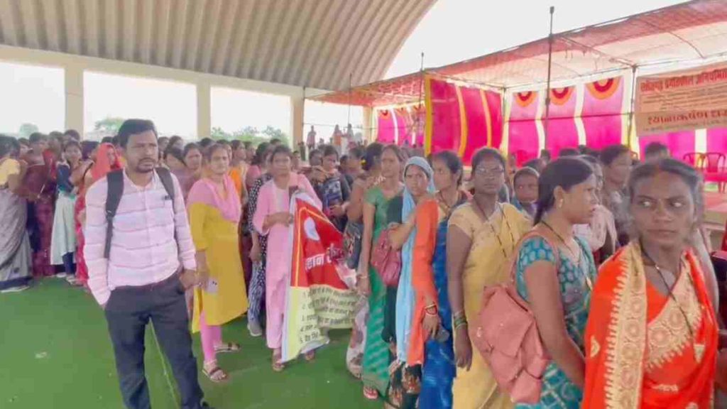 अनियमित कर्मचारियों ने निकाली रैली, नियमितीकरण, वेतन विसंगति दूर करने समेत 10 मांगों को लेकर उठाई आवाज, सीएम के नाम तहसीलदार को सौंपा ज्ञापन