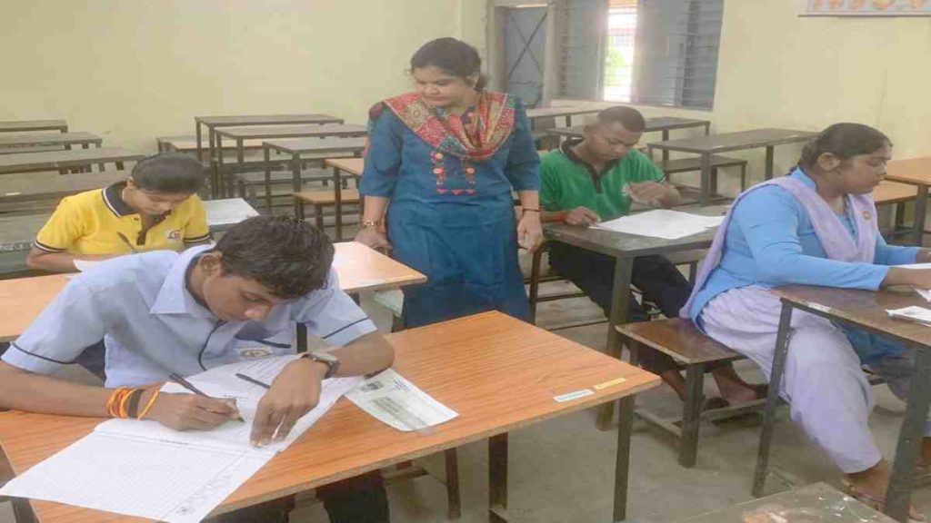 छत्तीसगढ़ में पहली बार द्वितीय मुख्य बोर्ड परीक्षा : 227 केंद्रों में फेल-पूरक आए छात्रों ने दिया एग्जाम, माशिमं सचिव ने व्यवस्थाओं का लिया जायजा
