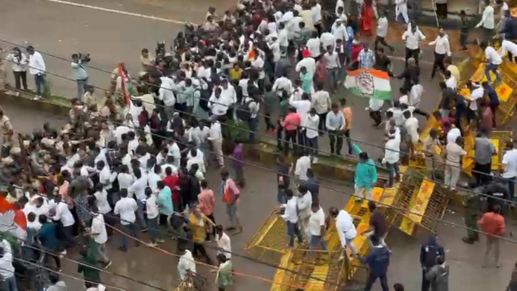 बारिश के बीच विधानसभा घेराव के लिए जुटे कांग्रेसी, पूर्व मुख्यमंत्री बघेल ने जनसभा में बलौदाबाजार हिंसा पर घेरा, कहा- &lsquo;आज क्यों घटी रही यह घटना&rsquo;