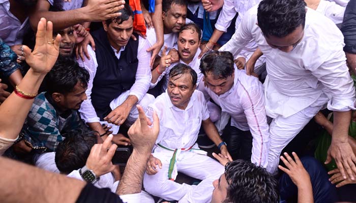 पुलिस के वाटरकेनन, लाठीचार्ज से अनेकों कार्यकर्ता घायल : कांग्रेस