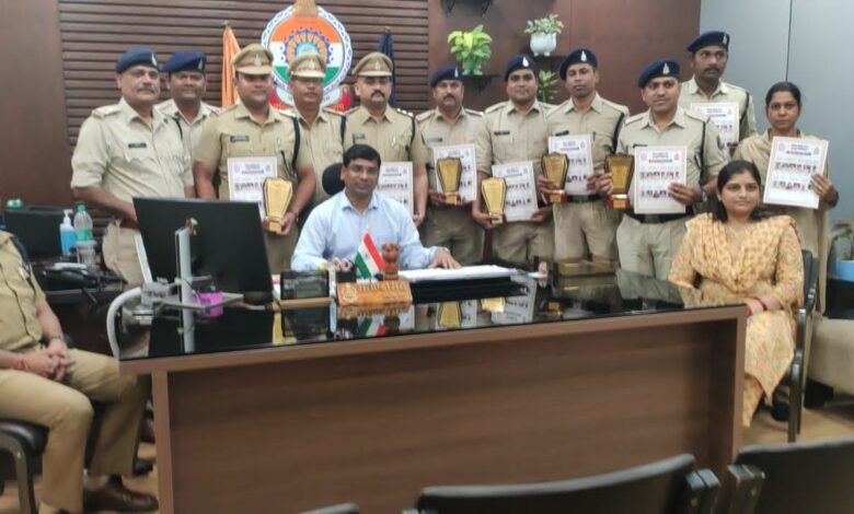 12 पुलिसकर्मियों को अवार्ड, एक कांस्टेबल सस्पेंड: 12 पुलिसकर्मी बने कॉप ऑफ द मंथ