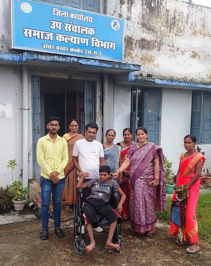 विष्णु के सुशासन में दिव्यांगों को मिल रही सुविधा, नन्हीं वर्षा को मिला व्हीलचेयर अब आसान हुआ सफर