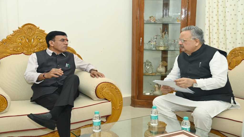 केंद्रीय मंत्री मनसुख मांडविया ने विधानसभा अध्यक्ष डॉ. रमन सिंह से उनके निवास में की सौजन्य मुलाकात