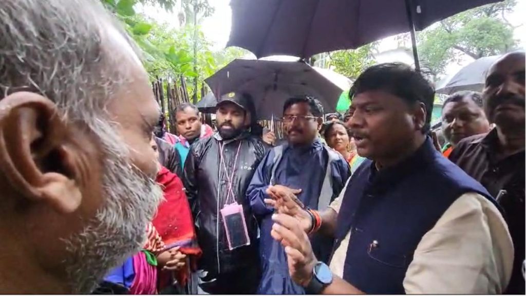 किरंदुल नगरवासियों का मंत्री और विधायक के सामने फूटा गुस्सा, ​नाला निर्माण पर ठेकेदार पर निकाली भड़ास