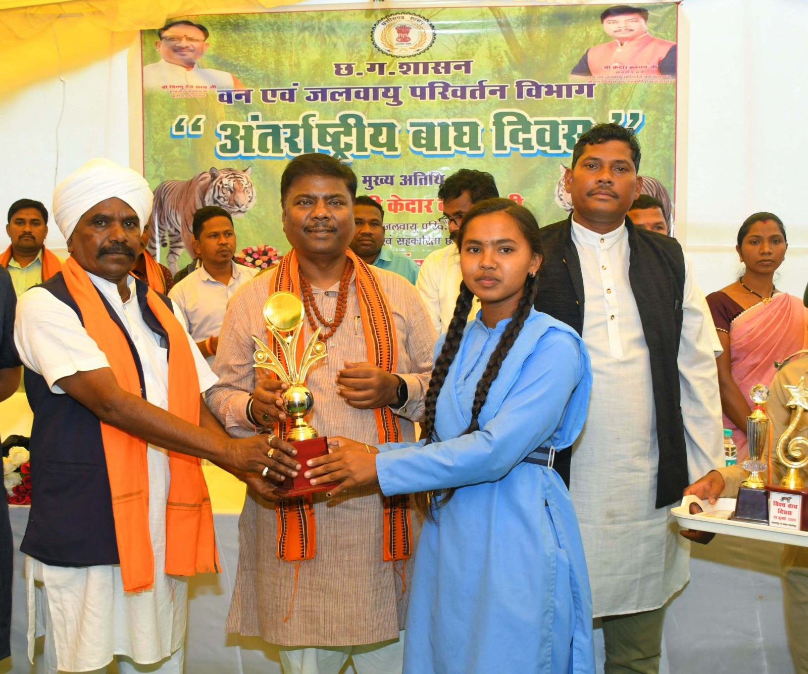 वन मंत्री केदार कश्यप बाघ दिवस पर आयोजित कार्यक्रम में मुख्य अतिथि के रूप में शामिल हुए