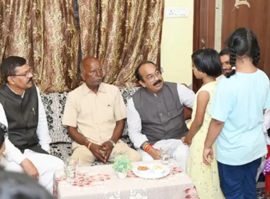 उप मुख्यमंत्री अरुण साव पहुंचे शहीद भरत साहू के घर, परिजनों से मिलकर बंधाया ढांढस