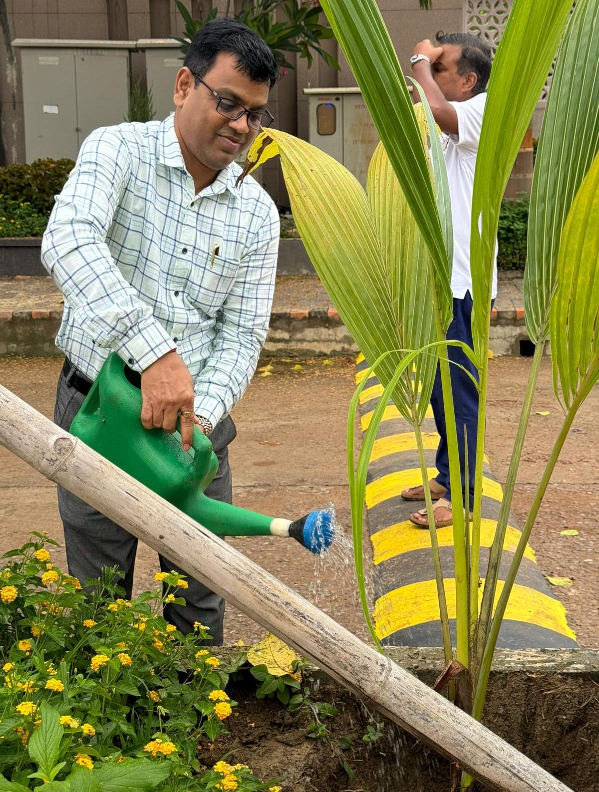 &lsquo;&lsquo;एक पेड़ माँ के नाम&lsquo;&lsquo;: योजना एवं नीति सलाहकार डॉ. धीरेन्द्र तिवारी ने किया पौधरोपण