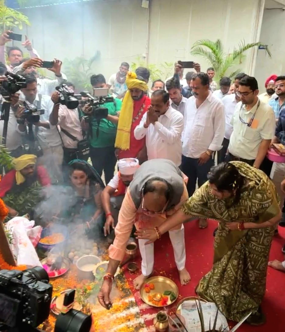 उप मुख्यमंत्री अरुण साव ने हरेली पर कृषि औजारों और गेड़ी की पूजा की, प्रदेशवासियों को हरेली तिहार की बधाई और शुभकामनाएं दीं