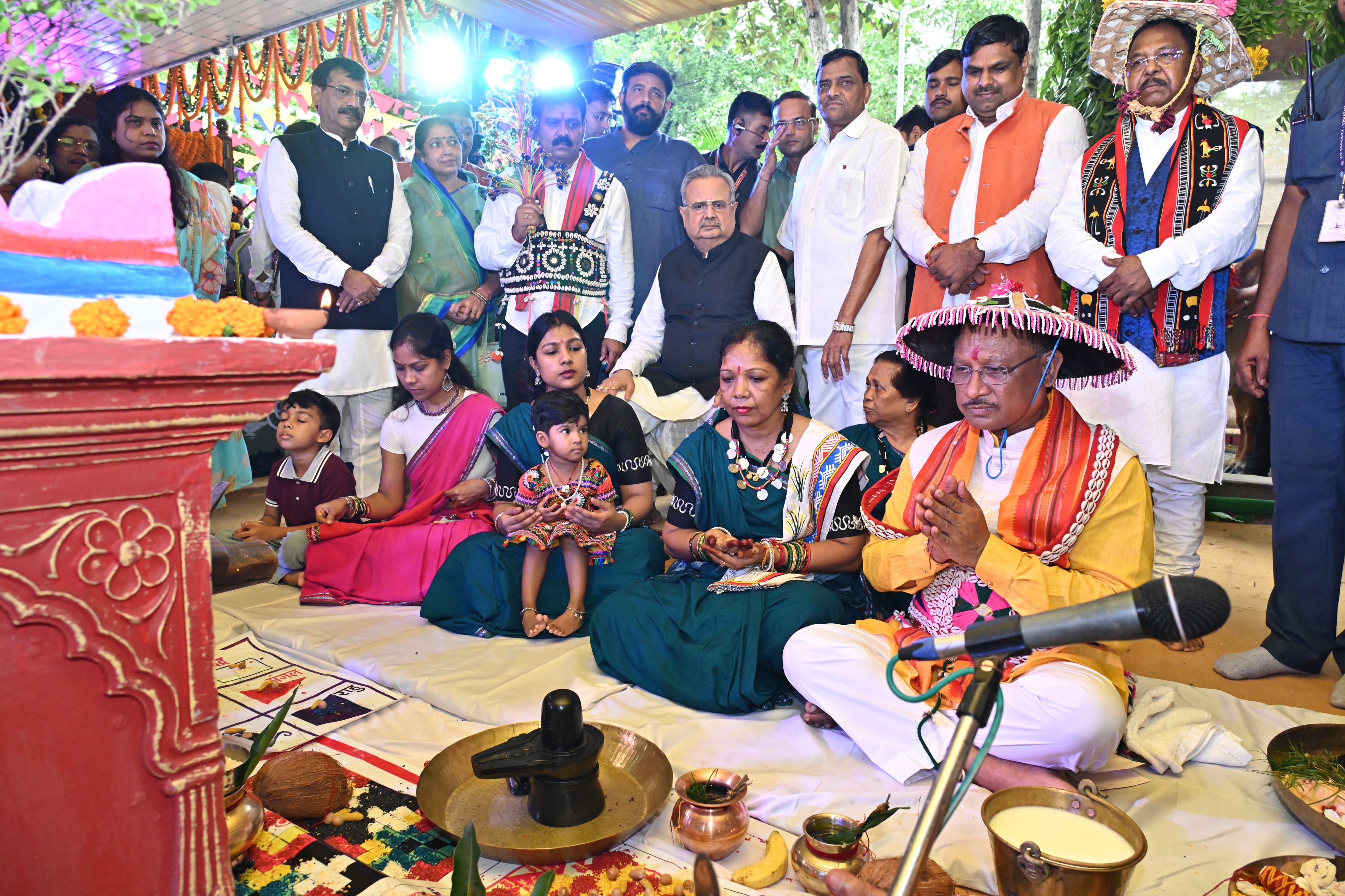 मुख्यमंत्री ने सपरिवार हरेली तिहार में की पूजा-अर्चना, अच्छी फसल और प्रदेशवासियों की सुख-समृद्धि की कामना की