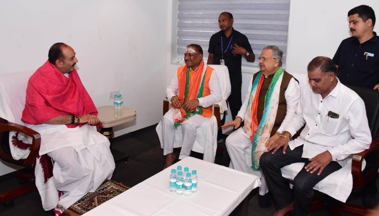 मुख्यमंत्री विष्णु देव साय ने सुप्रसिद्ध कथावाचक पंडित प्रदीप मिश्रा से की सौजन्य मुलाकात