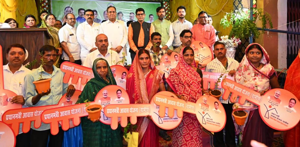 राजस्व मंत्री ने पीएम आवास के हितग्राही को कराया गृह प्रवेश