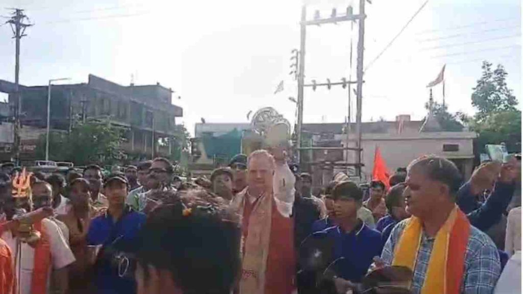 विधानसभा अध्यक्ष डॉ. रमन सिंह ने कांवड़ियों पर बरसाए फूल, डमरू भी बजाया